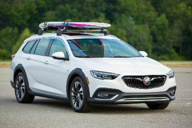 2019-Buick-Regal-TourX-front_right