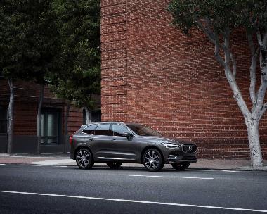 6.-Volvo-XC60_side_right